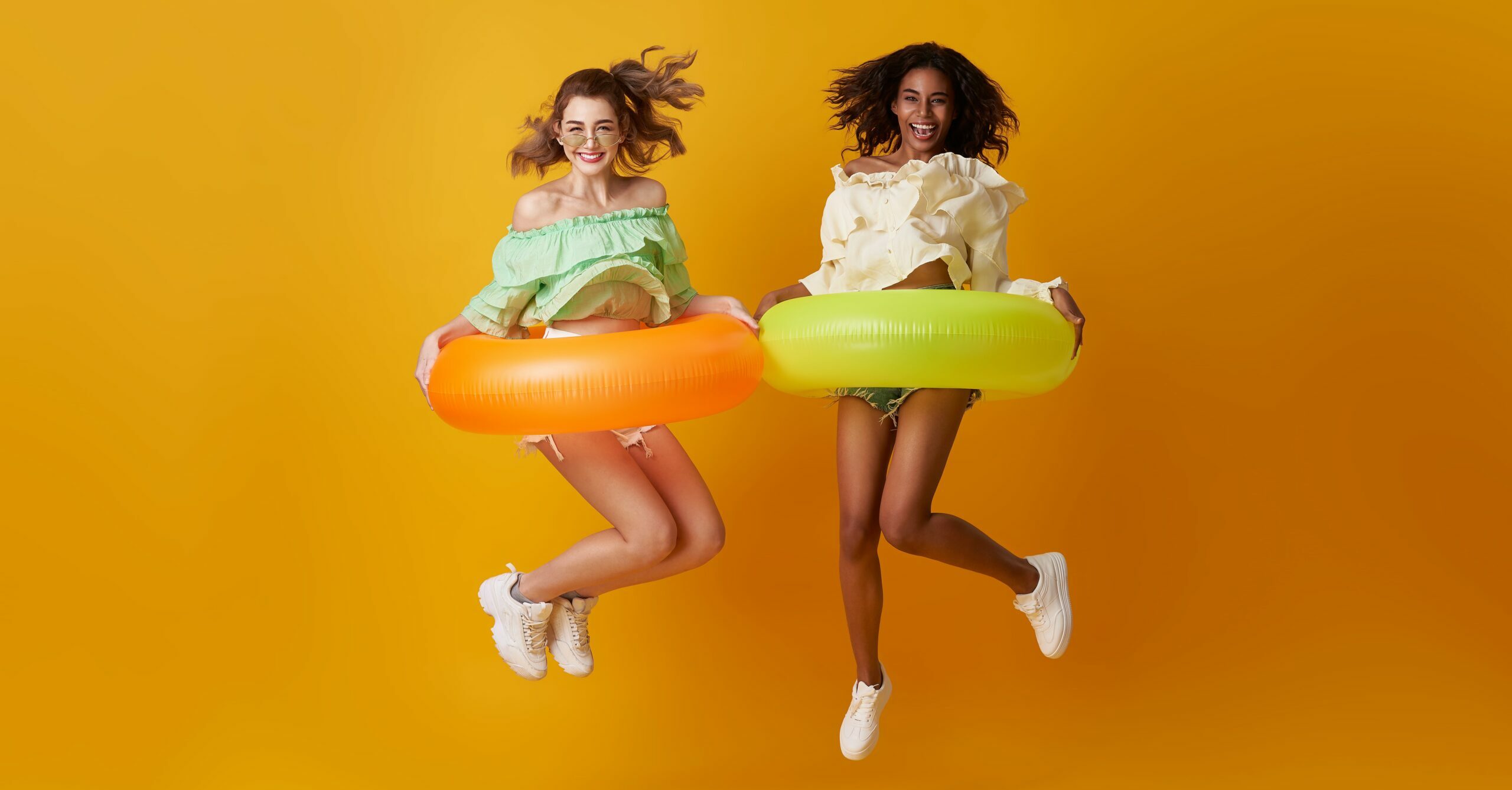 chicas-saltando-con-flotador-en-plena-ola-de-calor chicas-saltando-con-flotador-en-plena-ola-de-calor